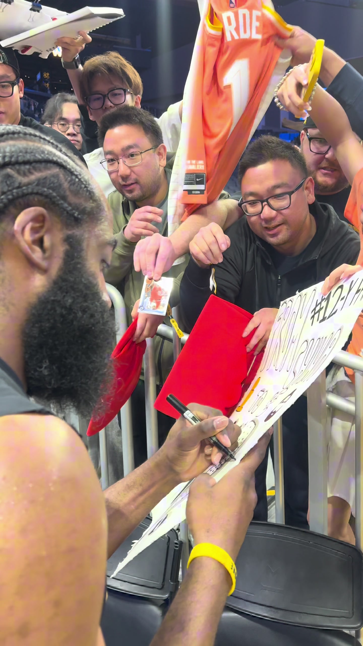 世界杯赛事直播平台下载-昨日赛后为中国球迷签名！哈登秀中文：中国球迷们 我爱你