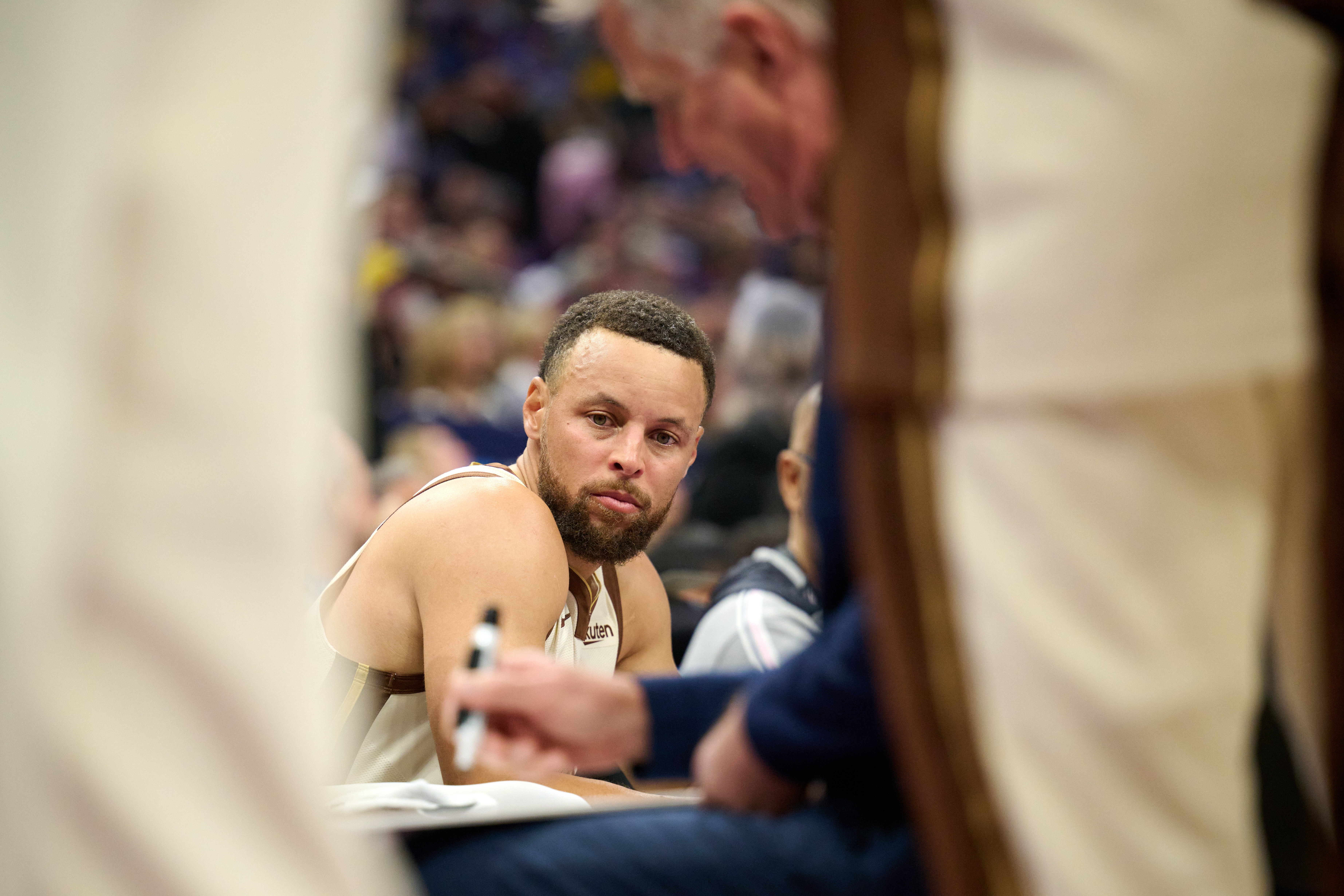 伤病影响！库里本季打43场&amp;近6年新低 场均26.6分4.7助&amp;三分39.3%